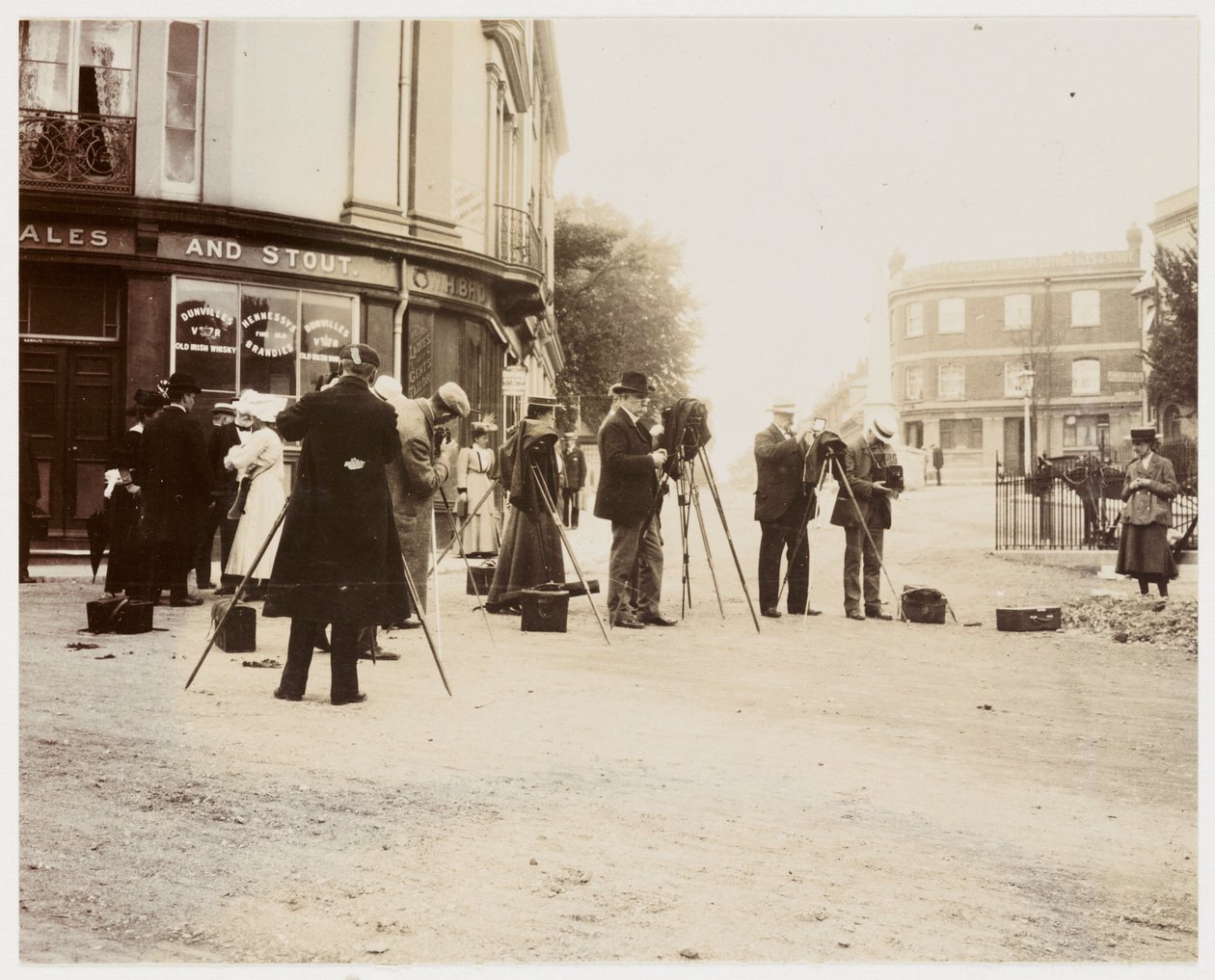 "Grupp fotografer som fotograferar på gatan" av Unbekannt