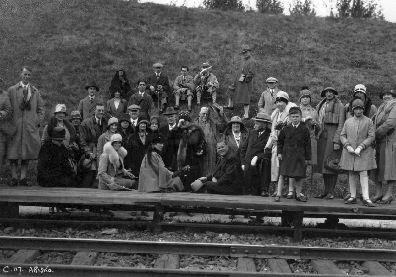 Grupp turister på en järnvägsplattform, Abisko, norra Sverige, 1929 av Unbekannt