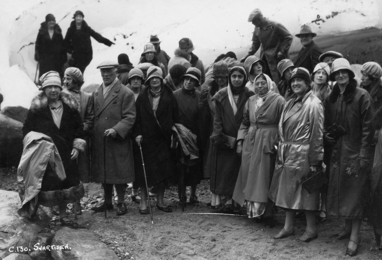 Grupp turister på besök i Svartisen, Nordnorge, 1929 av Unbekannt