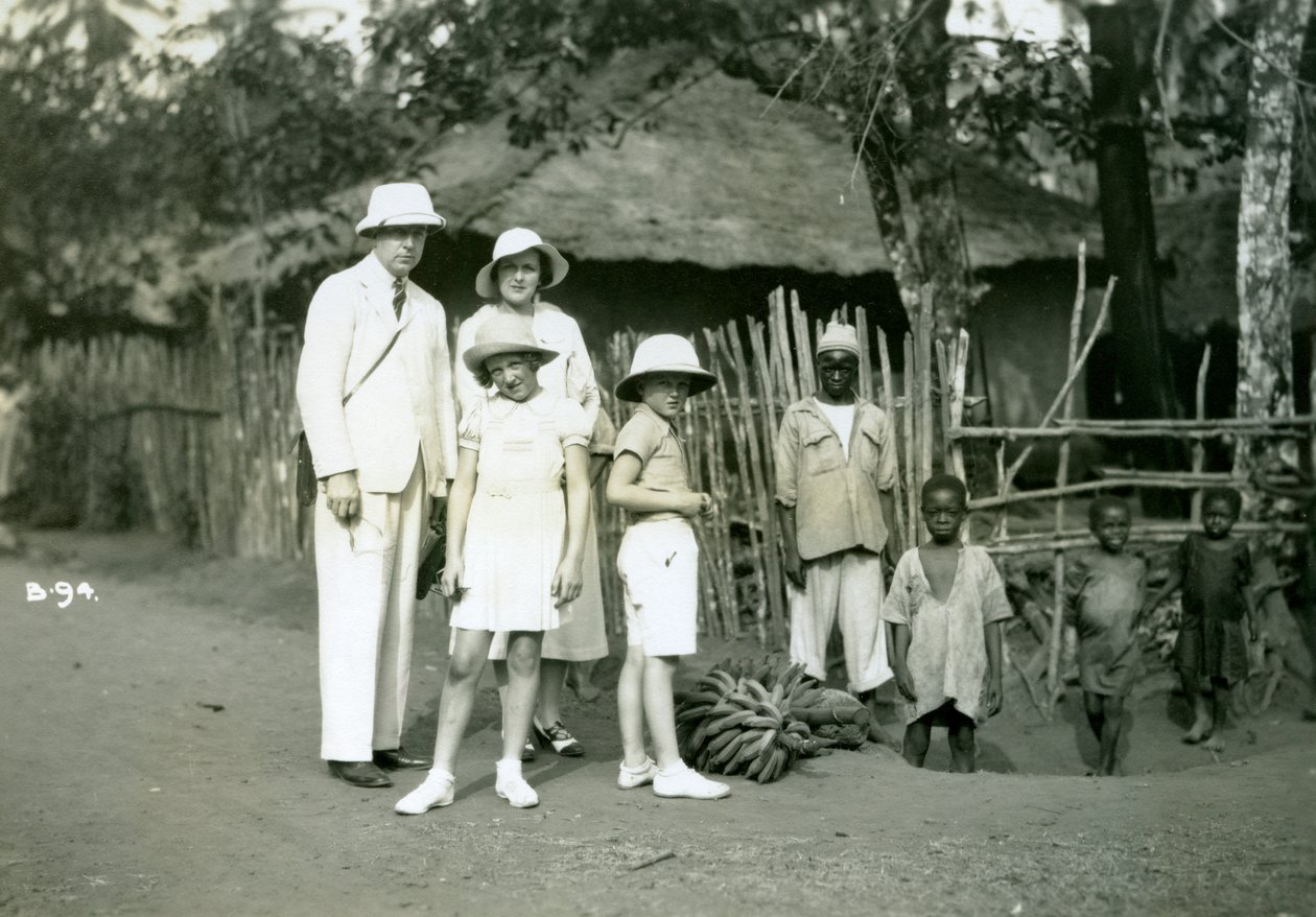 Gruppporträtt av européer och lokalbefolkning, Sierra Leone, 1900-talet av Unbekannt