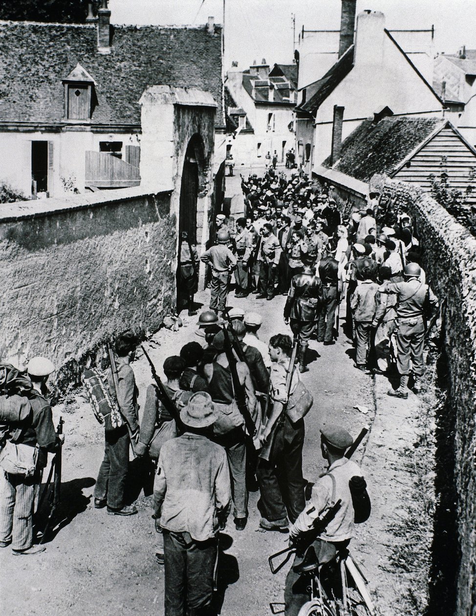 Grupper av franska motståndskämpar väntar på utdelning av vapen i ett hus, juli 1944 (s/v foto) av Unbekannt