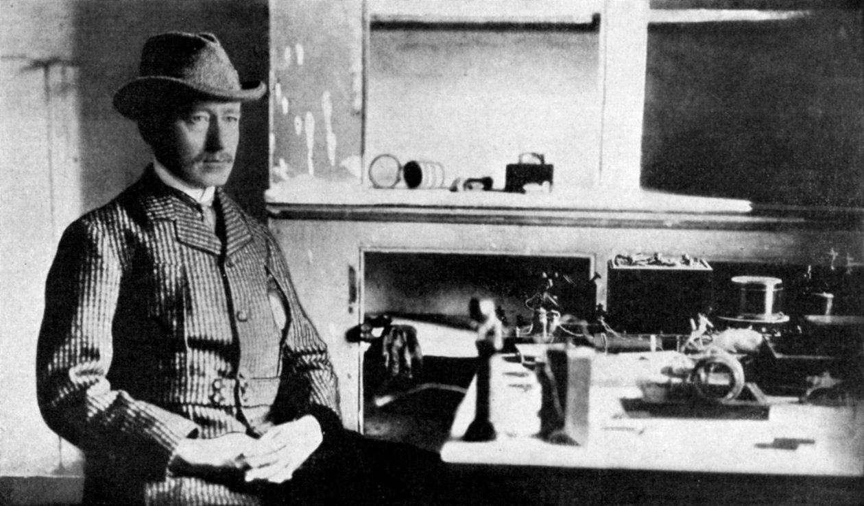 Guglielmo Marconi, italiensk pionjär inom trådlös telegrafi, Signal Hall, Newfoundland, 1901 1951 av Unbekannt