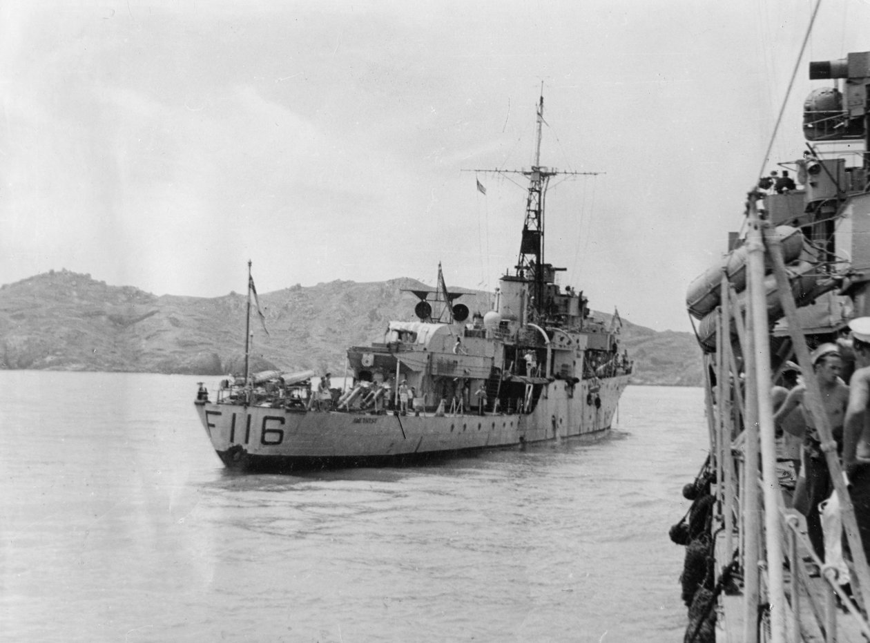 HMS Amethyst, efter aktion på Yangtzefloden, 20 april 1949 av Unbekannt