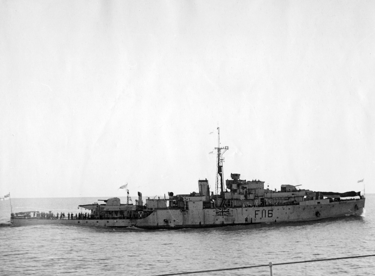 HMS Amethyst, efter aktion på Yangtzefloden, 20 april 1949 av Unbekannt