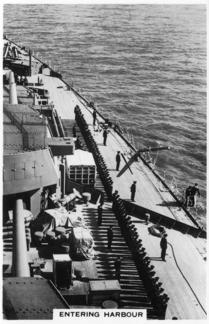 HMS Nelson går in i hamnen i Portsmouth, 1937 av Unbekannt