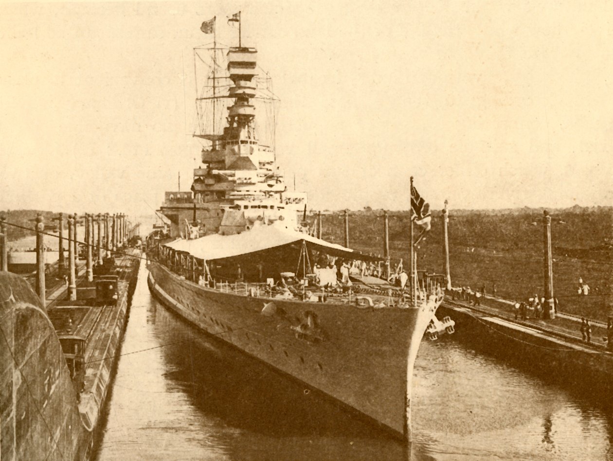 H.M.S. Berömmelse passerar genom Panamakanalen med hertigen och hertiginnan av York ombord, c1930 av Unbekannt