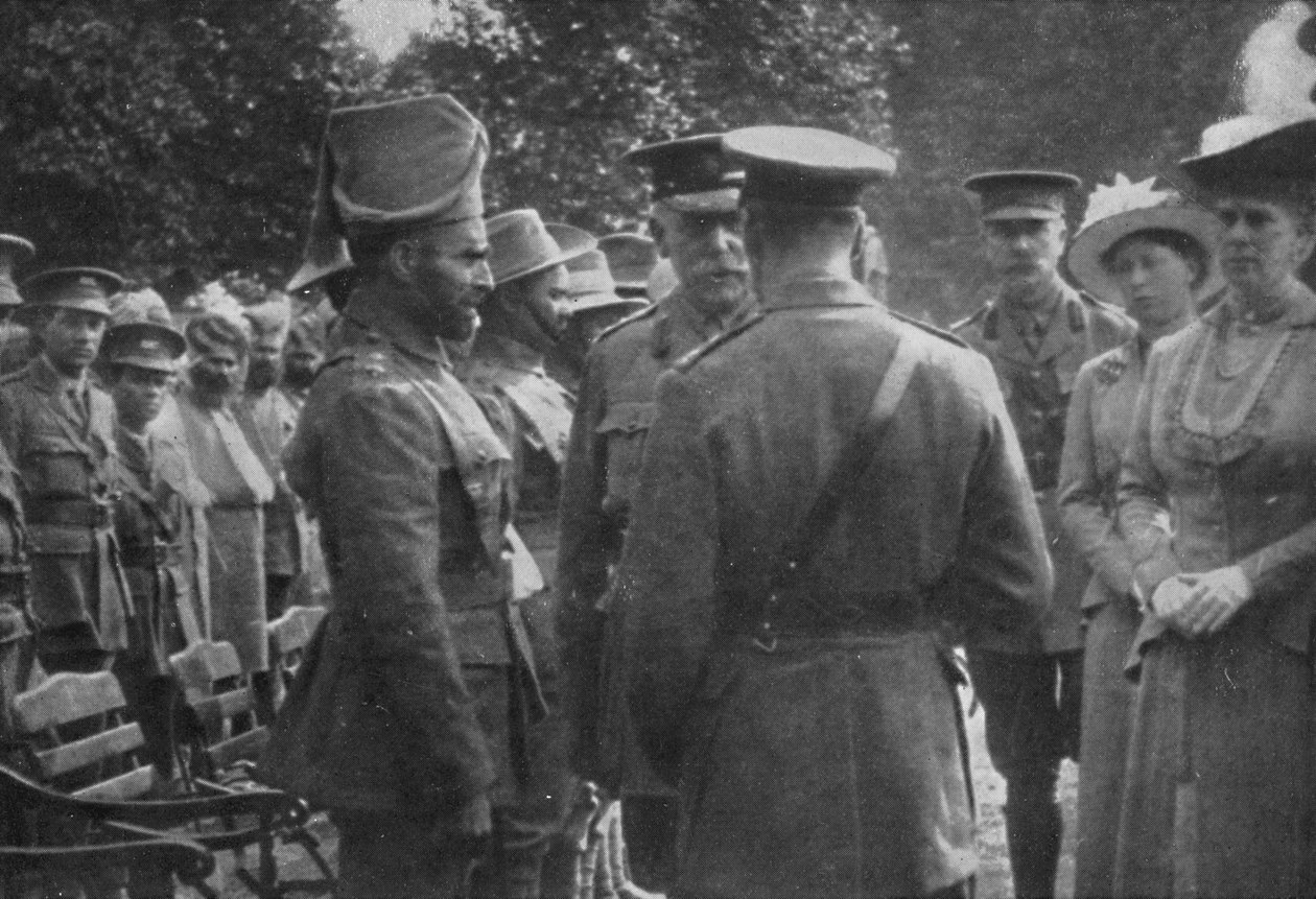 H.M. Kung George V pratar med Sir Walter Lawrence och Mir Dast, V.C., 25 augusti 1915, 1939 av Unbekannt