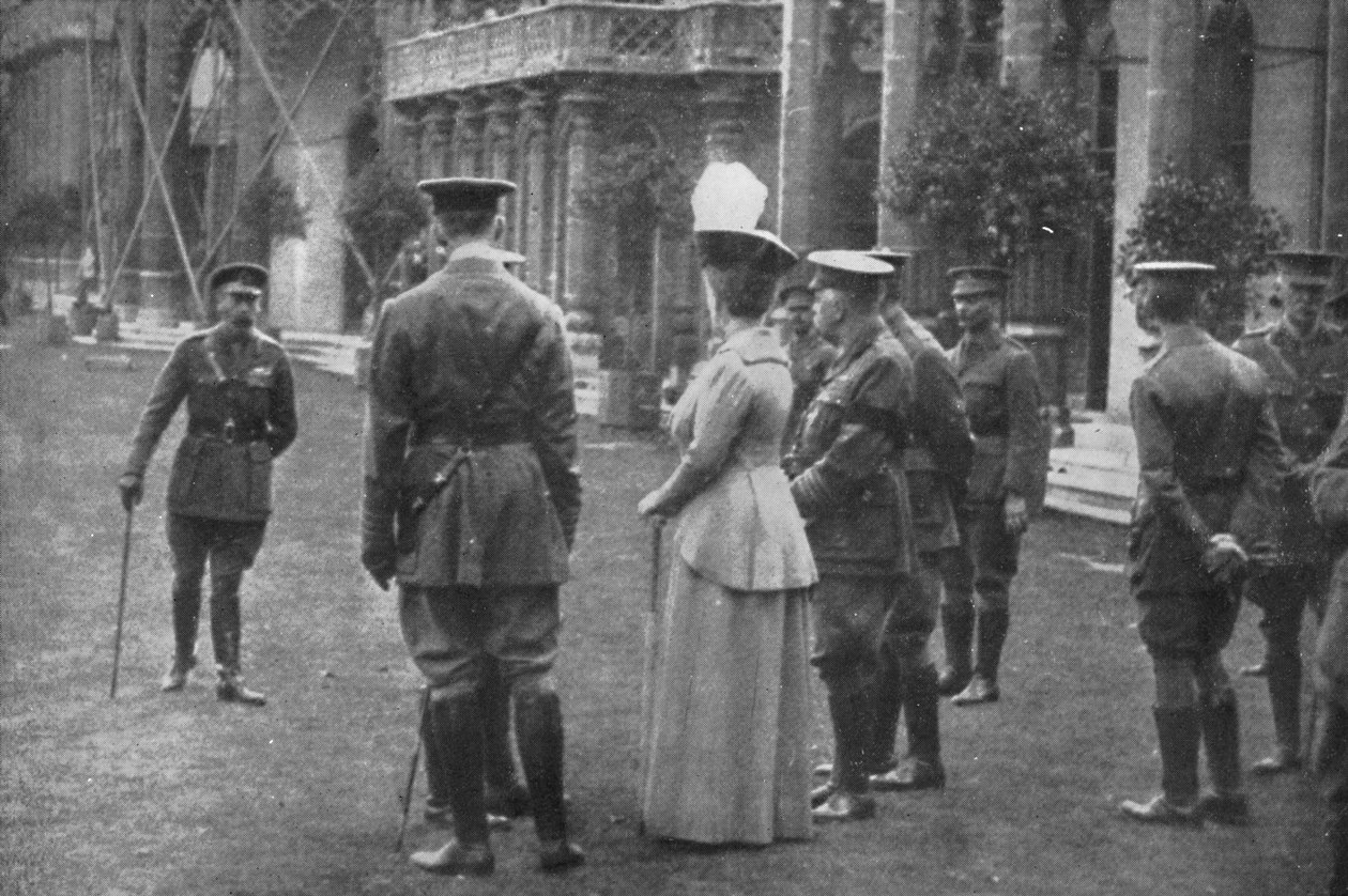 H.M. Kung George V och drottning Mary på de östra gräsmattorna, 25 augusti 1915, 1939 av Unbekannt