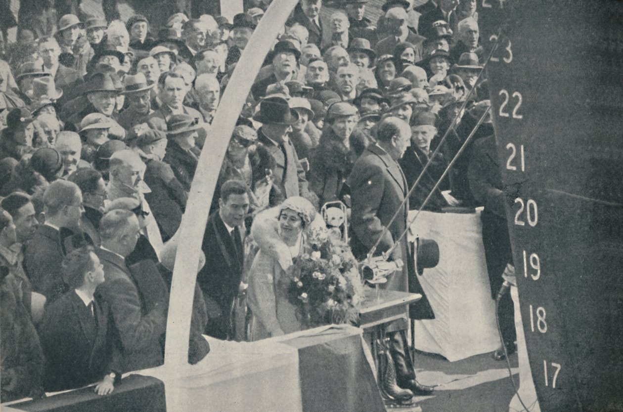 HKH hertiginnan av York med hertigen av York, lanserar Strathmore den 4 april 1935, 1936 av Unbekannt