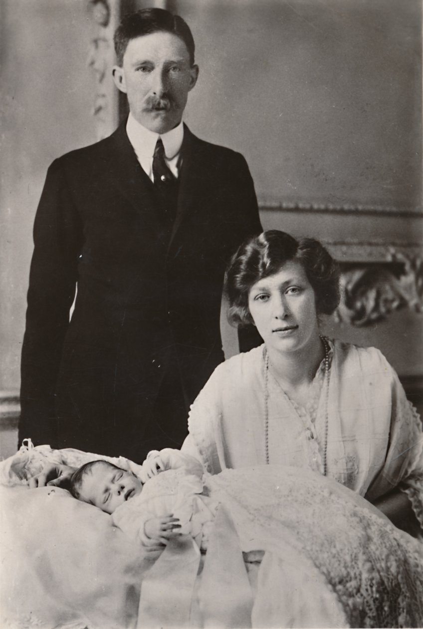 H.R.H. Prinsessan Mary & Viscount Lascelles med sin son, George Henry Hubert Lascelles, 1923. av Unbekannt
