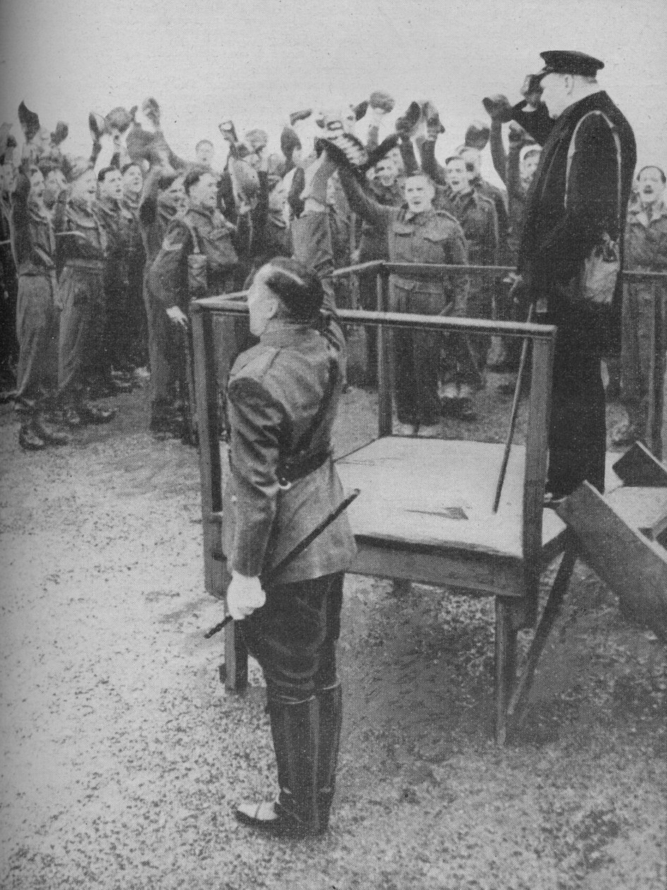 Hyllad av de nya männen i hans gamla regemente, 1941. av Unbekannt