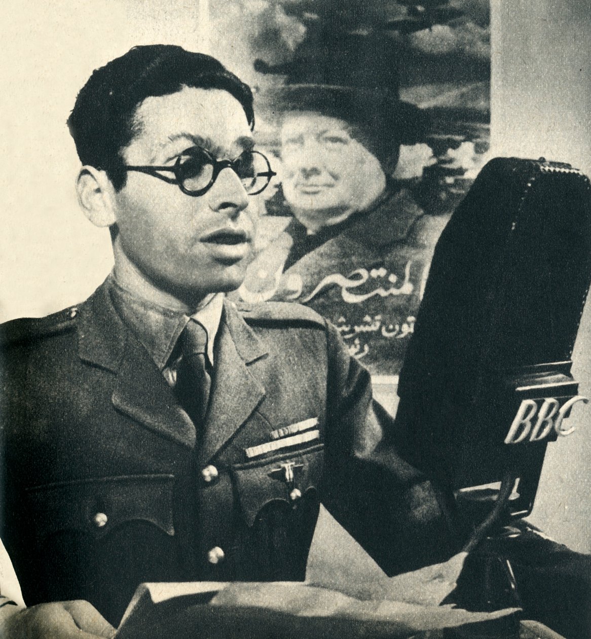 Han läser nyheterna på marockansk arabiska. Medlem av den stridande franska armén, 1942. av Unbekannt