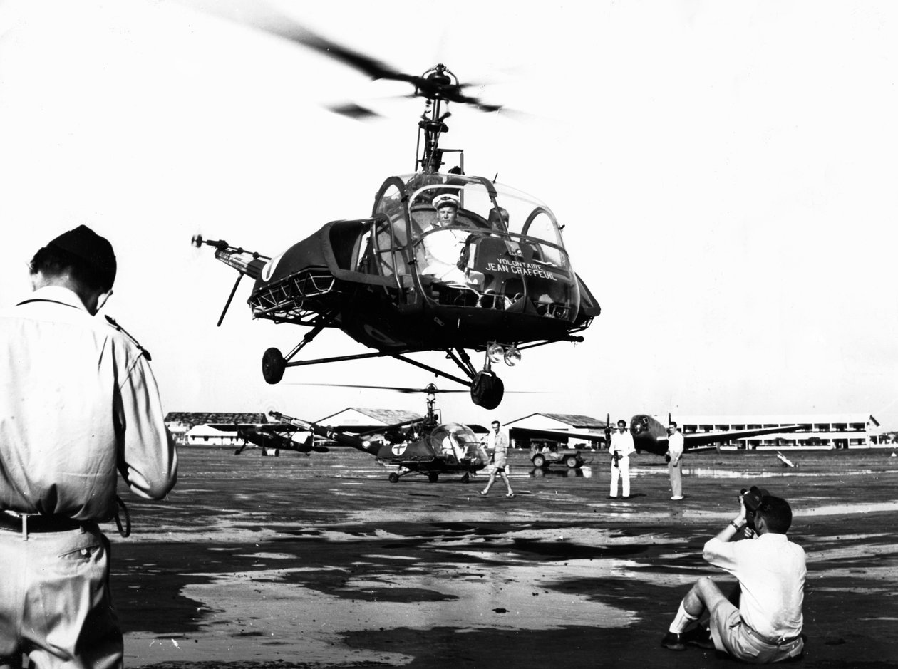 Helikopterlandning vid flygbasen Tan Son Nhut, Saigon, Vietnam, 1953 av Unbekannt