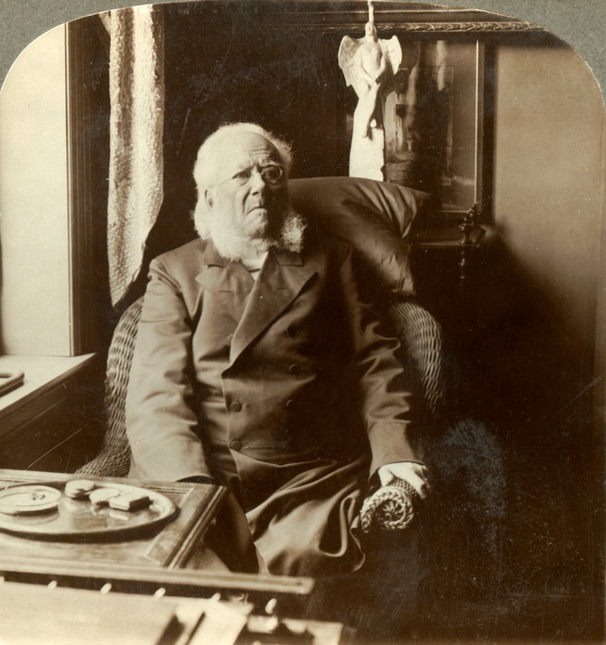 Henrik Ibsen, poeten som hela världen hyllar, hemma Christiania, Norge, c1905. av Unbekannt