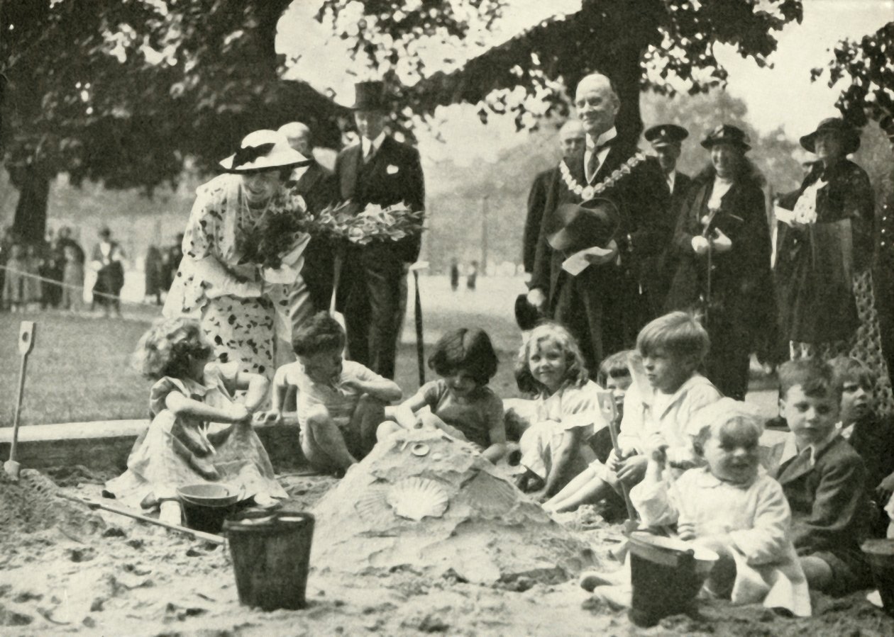 Hennes Majestät ..., på den nya lekplatsen på platsen för Old Foundling Hospital, 1936, 1937. av Unbekannt