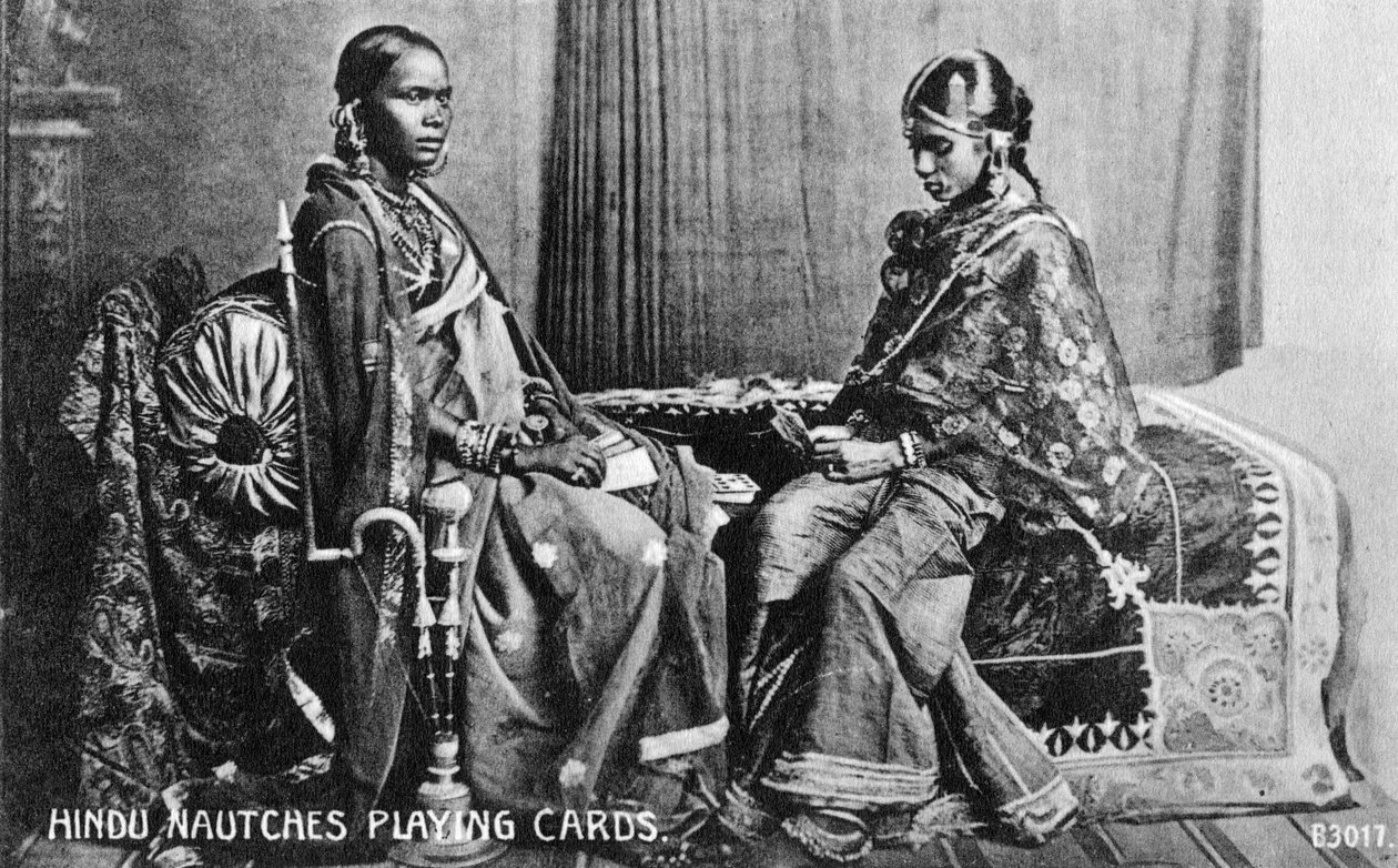 Hinduiska nautcher som spelar kort, Indien, tidigt 1900-tal av Unbekannt