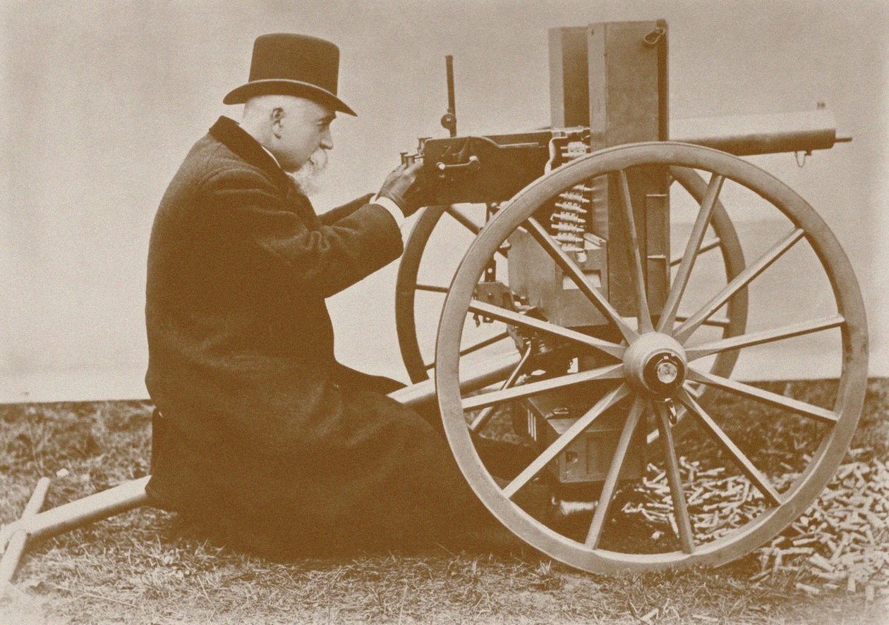 Hiram Maxim 1840-1916 presenterar det första automatiska maskingeväret, 1884. av Unbekannt
