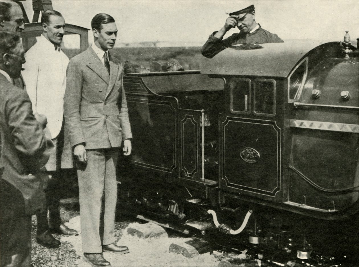 Hans Majestät inspekterar miniatyrjärnvägen i New Romney, Kent, 1926, 1937. av Unbekannt