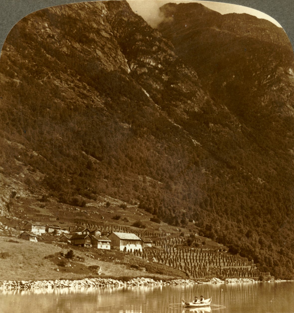 Hogrending gård, inbäddad vid fjällbasen, vid östkusten av sjön Loen, Norge, c1905. av Unbekannt