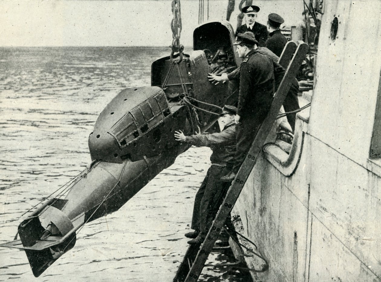 Att hissa en stridsbemannad torped ombord på ett fartyg, andra världskriget, 1945. av Unbekannt