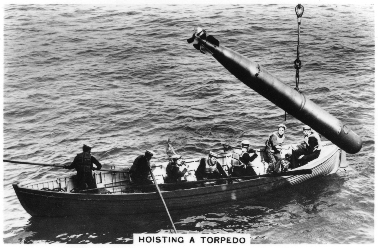 Att hissa en torped, HMS Courageous, 1937 av Unbekannt