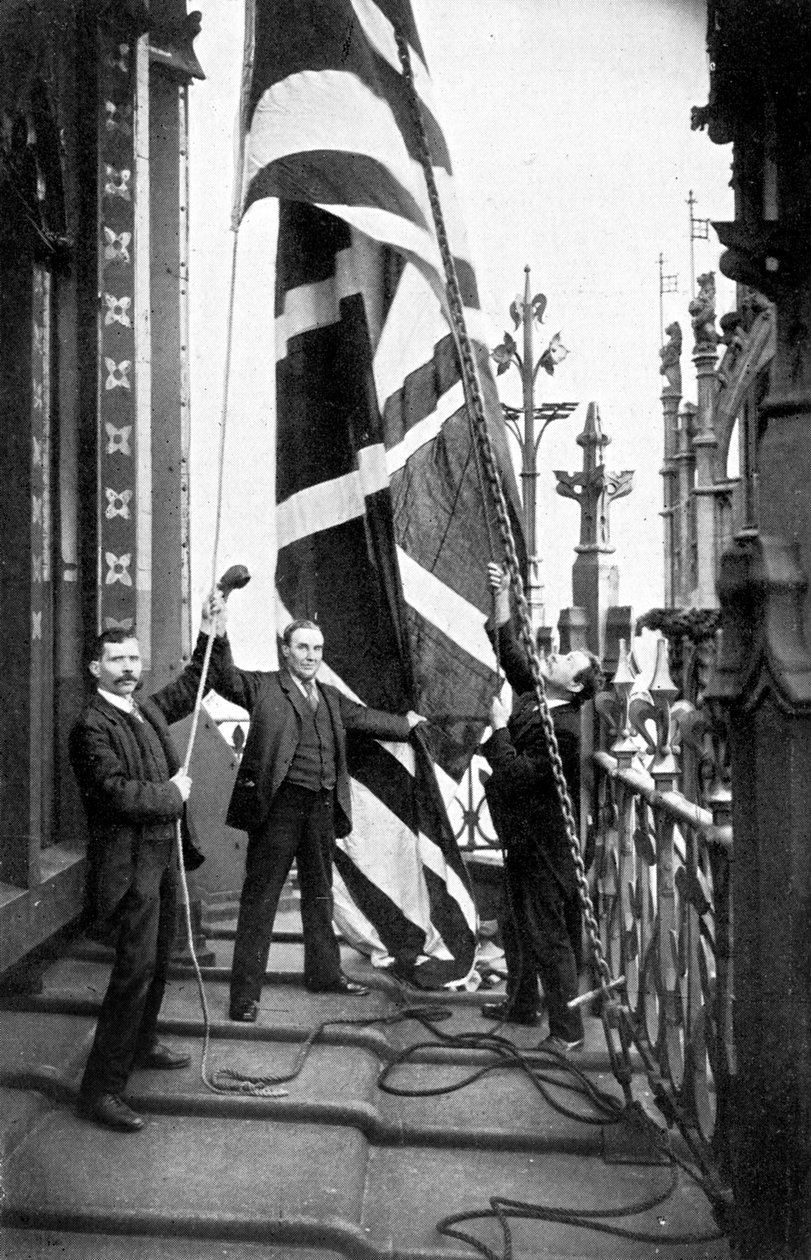 Hoisting the Union Jack, Houses of Parliament, Westminster, c1905 av Unbekannt