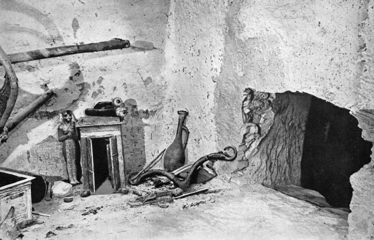 Hål gjort av rånare för att få tillträde till Tutankhamons grav, Egypten, 1933-1934 av Unbekannt