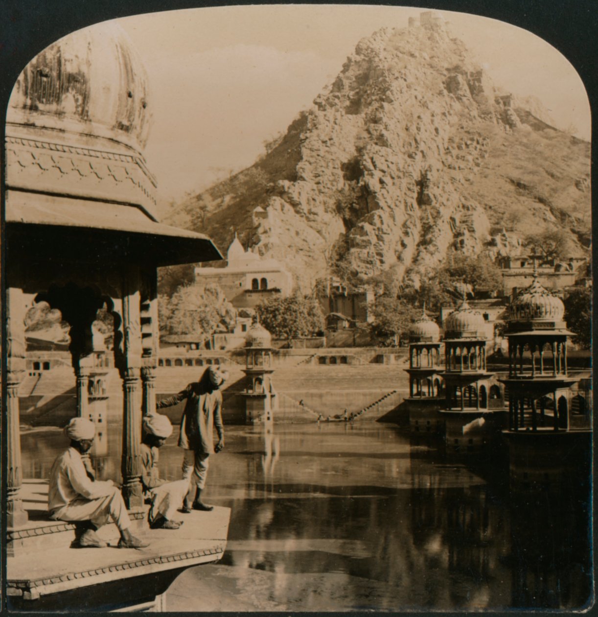 Holy Tank of Alwar, omgiven av palats och helgedomar, en scen av överlägsen skönhet, Indien, 1907 av Unbekannt
