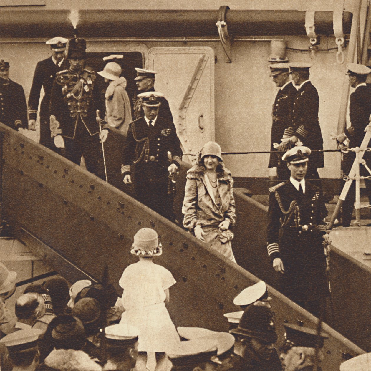 Hemma igen - Hertigen och hertiginnan landar i Portsmouth 27 juni 1927, 1937 av Unbekannt