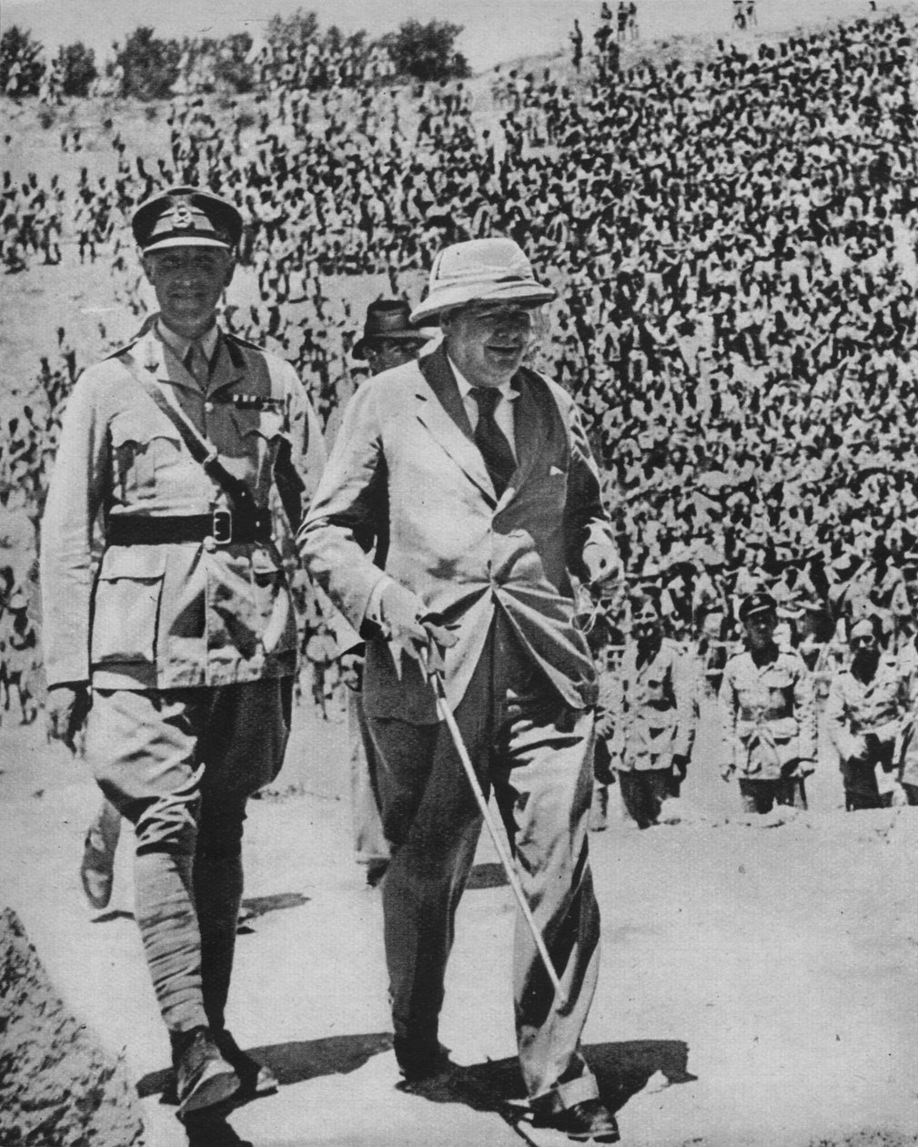 Hem via slagfälten - Mr Churchill i den antika romerska amfiteatern i Kartago, 1943-44 av Unbekannt