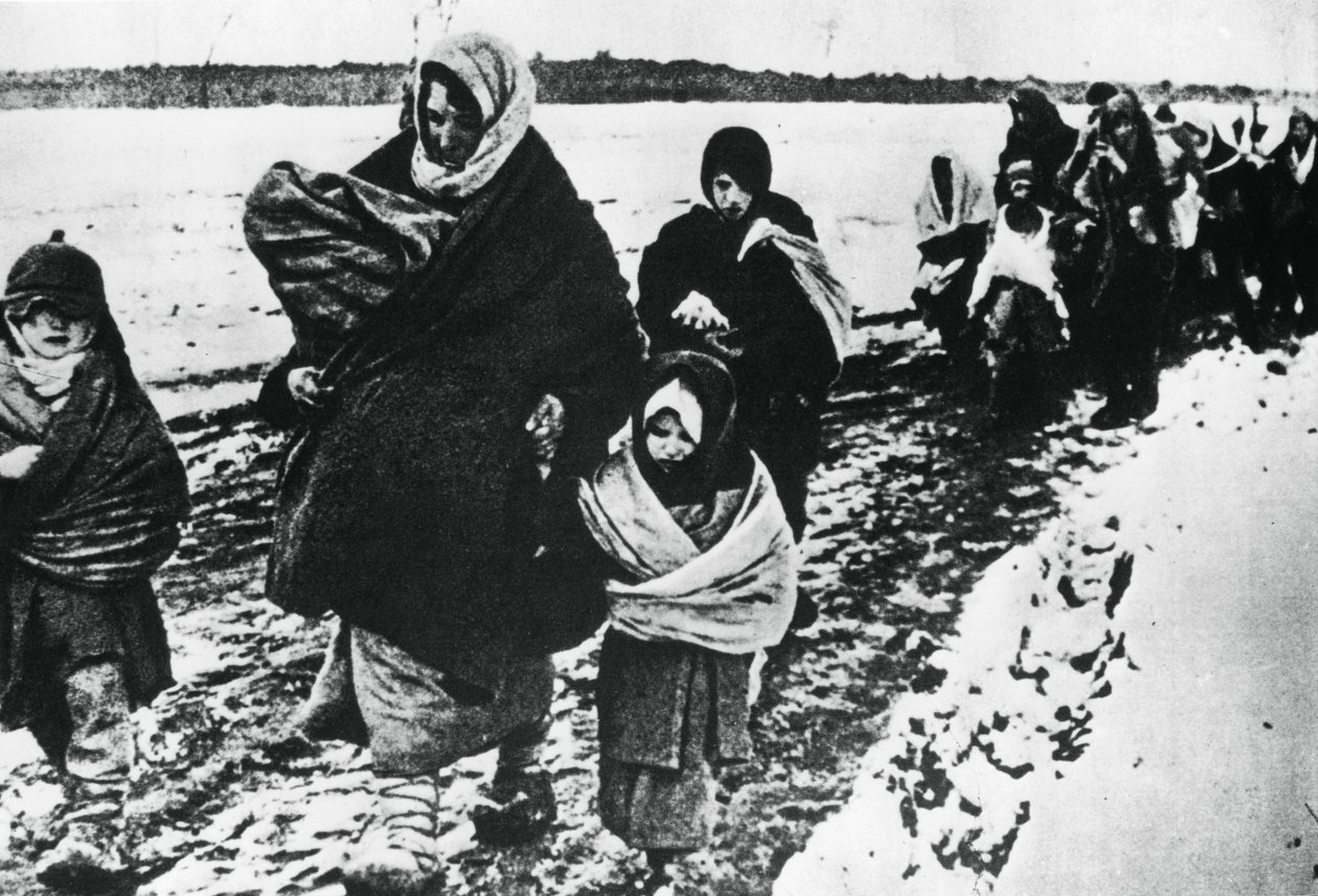 Hemlösa flyktingkvinnor och barn, Ryssland, 1941 av Unbekannt