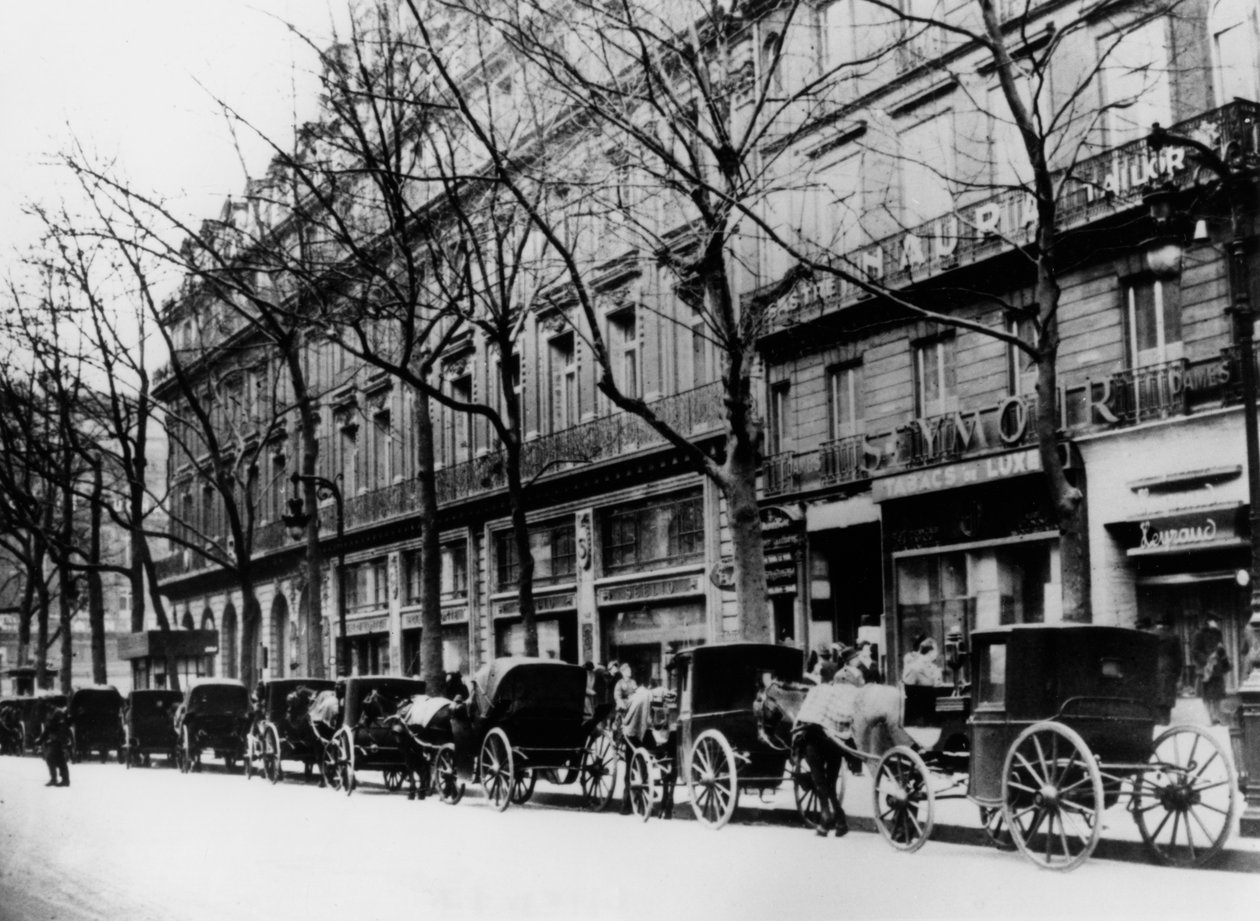 Hästdragna hytter på en gata under den tyska ockupationen, Paris, 1944 av Unbekannt