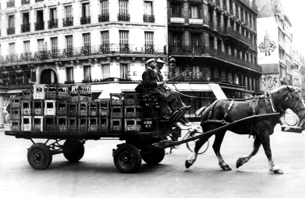 Hästdragen vagn med lådor med dryck, tyskockuperade Paris, juli 1940 av Unbekannt