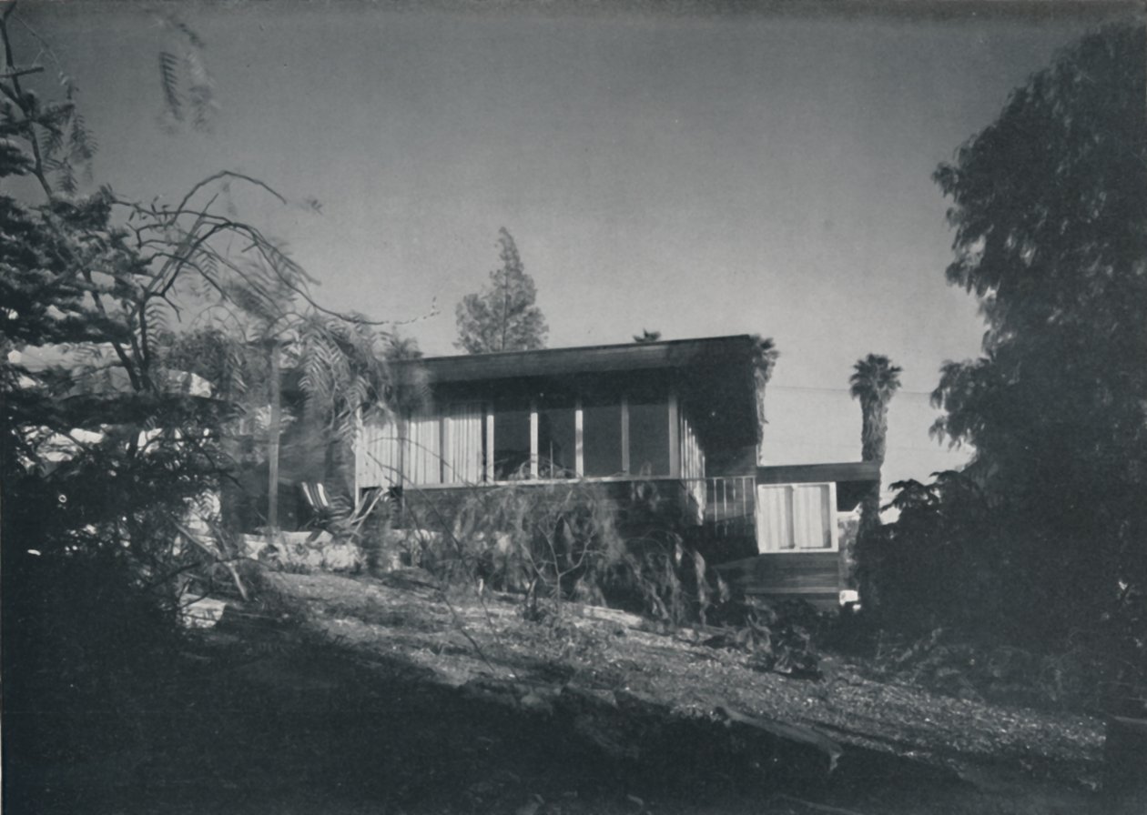 House at Los Angeles av Richard J Neutra. - Uteplats och utsikt över trädgården, 1942 av Unbekannt