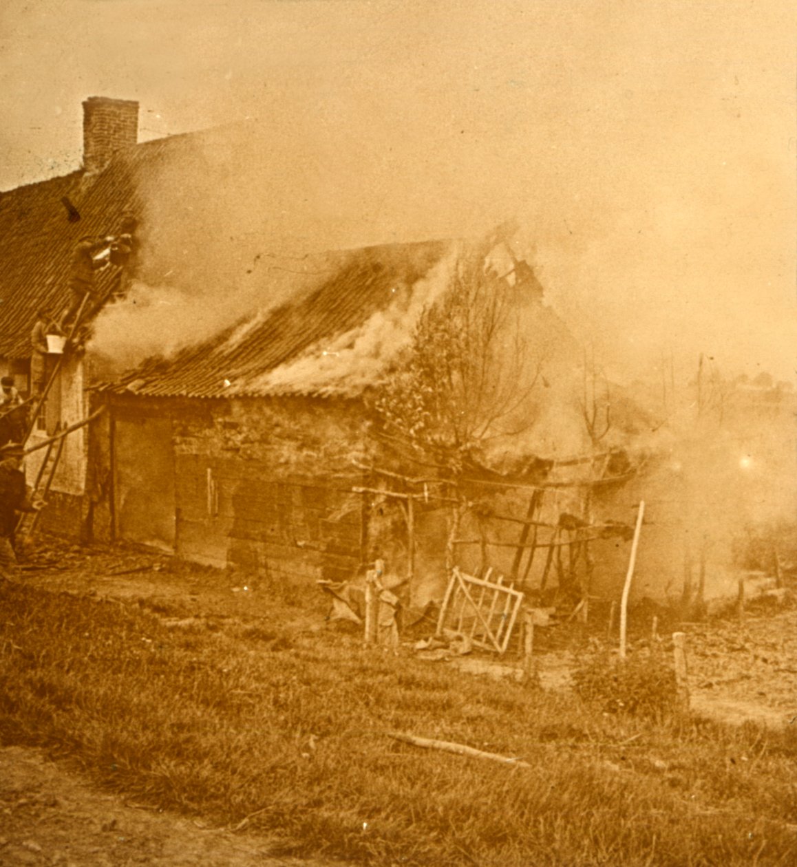 Hus träffat av ett skal, c1914-c1918 av Unbekannt