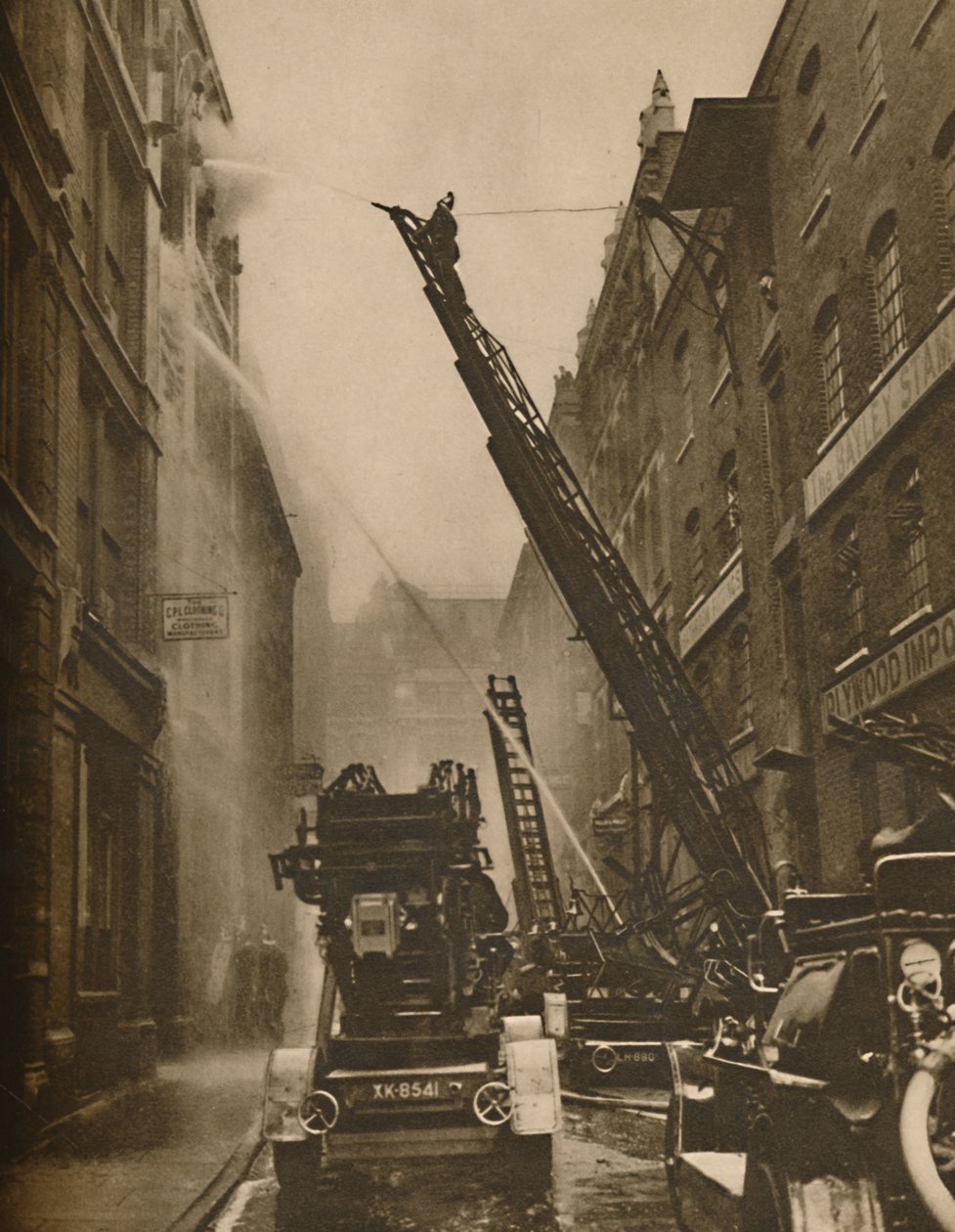 Hur Londons brandkår kommer till grepp med sin fiende, c1935. av Unbekannt