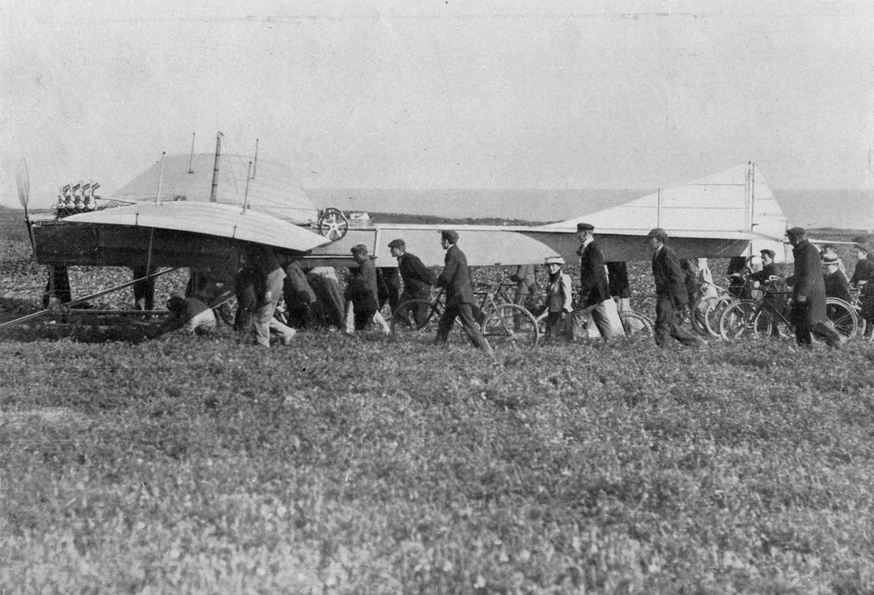 Hubert Latham förbereder sig för att lyfta efter Louis Bleriot, nära Calais, Frankrike, 25 juli 1909 av Unbekannt