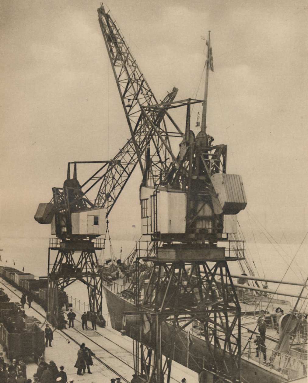 Enorma mobilkranar i Tilbury Sväng lasten från ett lastrum, c1935. av Unbekannt