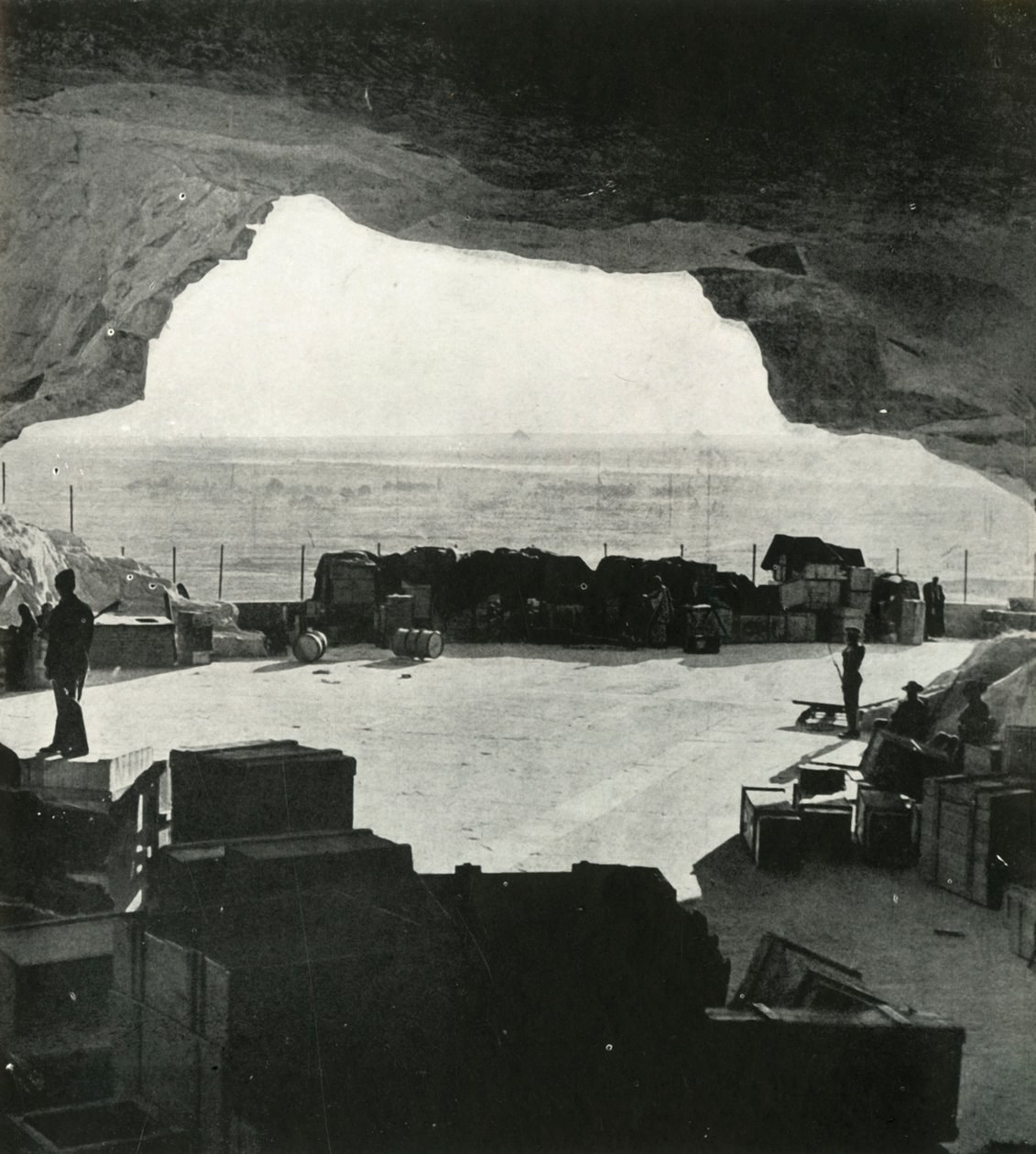 Stora bombsäkra butiker och reparationsverkstäder gjordes från grottorna, c1942-1943, 1945. av Unbekannt