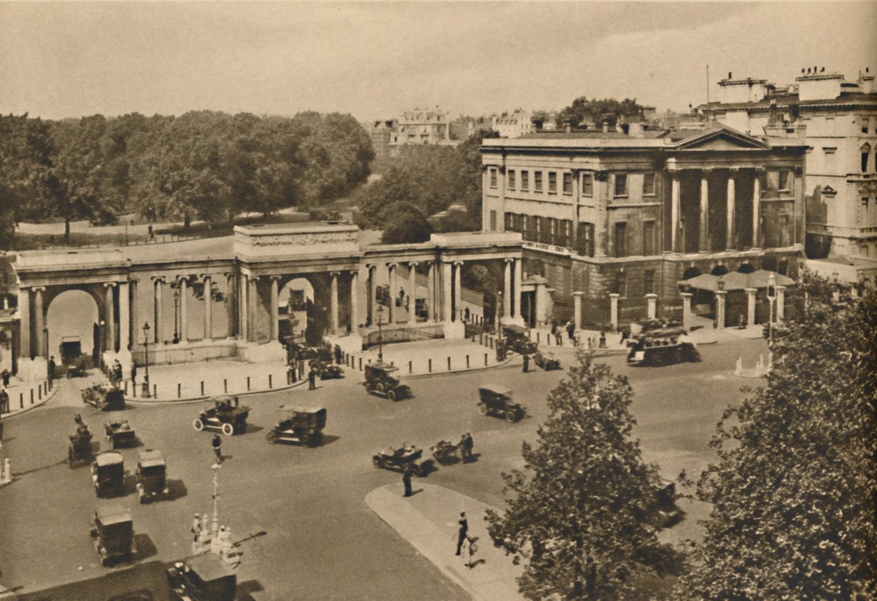 Hyde Park Corner med den trippelvalv som leder till Royal Park som visar Apsley House, c1935. av Unbekannt