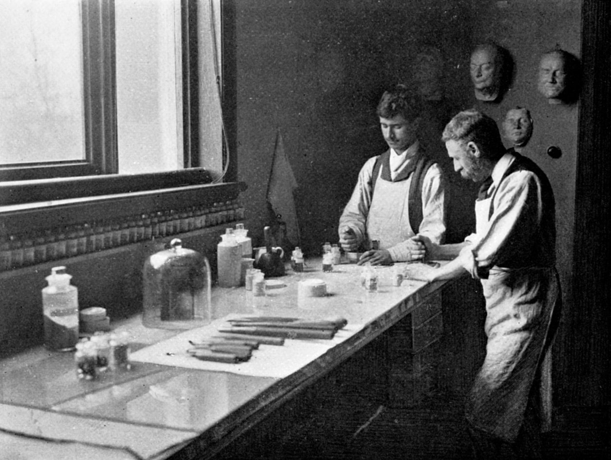 I Professor Herkomers emaljeringsstudio, slipfärger, 1899 av Unbekannt