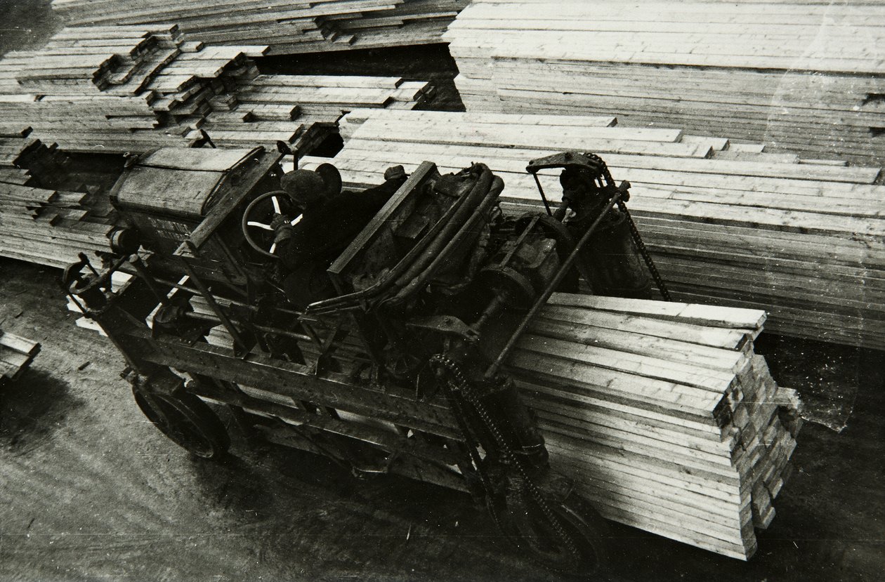 I en träbearbetningsfabrik, Ryssland, 1950-talet av Unbekannt