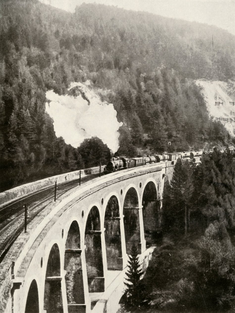 I Semmeringdalen, Österrike. Ett bra tåg som korsar den krökta Gamperl-viadukten, 1935-36. av Unbekannt