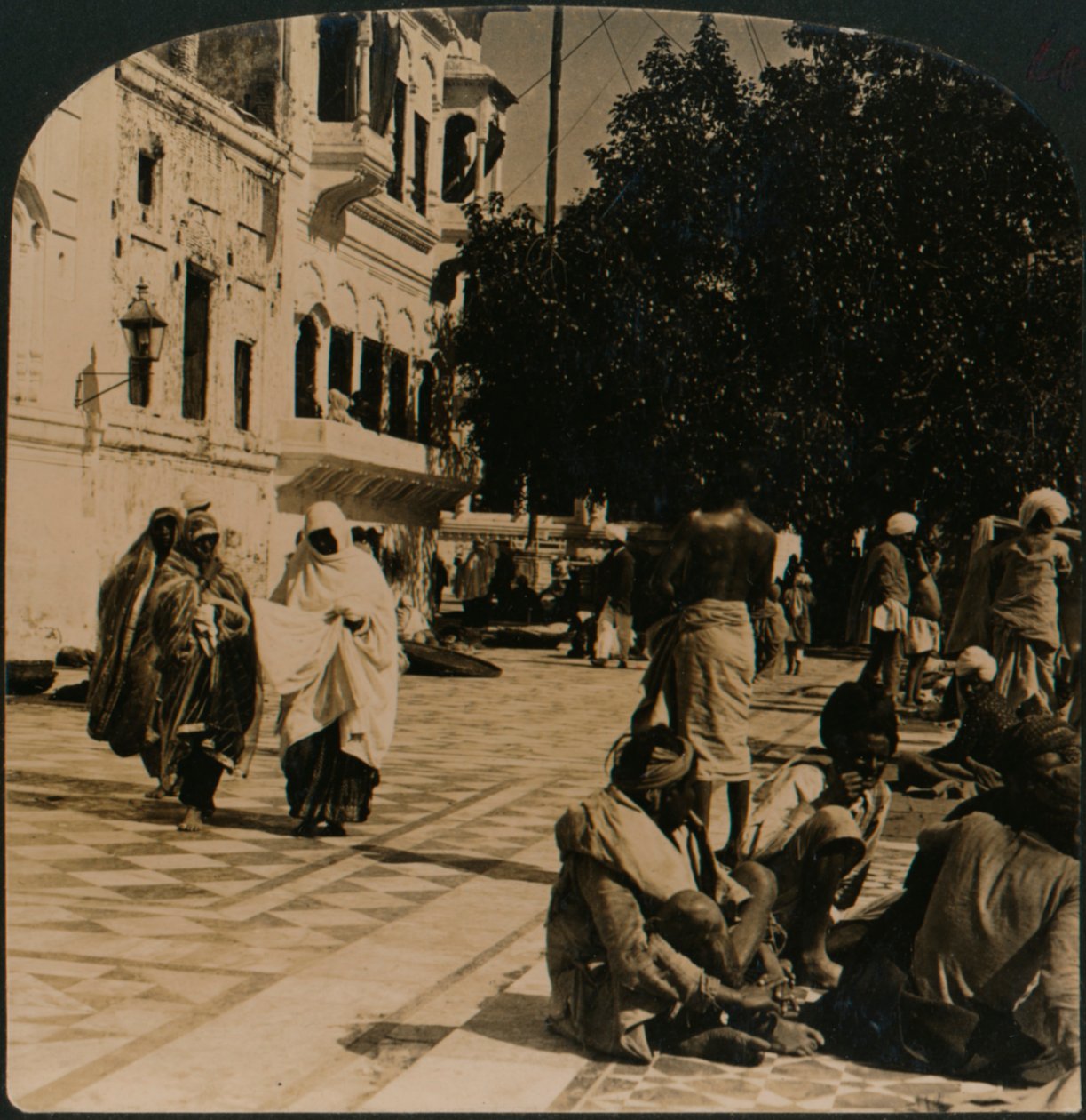 På innergården till det gyllene templet. Amritsar, Indien, 1907 av Unbekannt