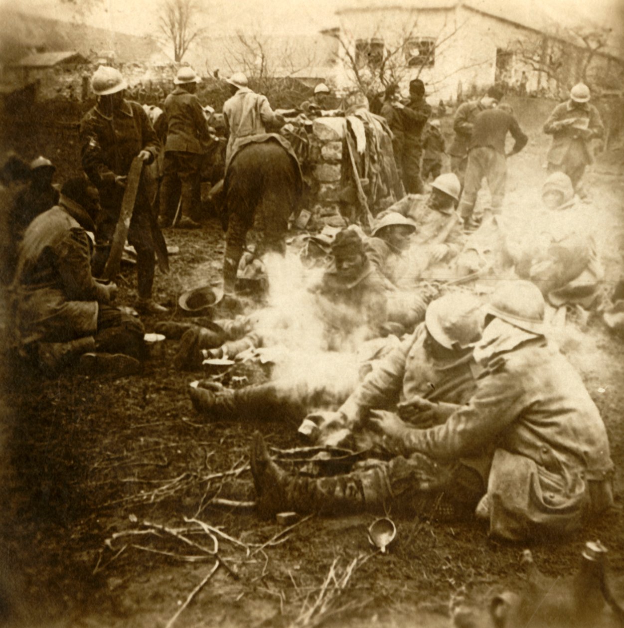Infanterister vid provisoriskt kök, Cussy farm, Craonne, norra Frankrike, c1914-c1918 av Unbekannt