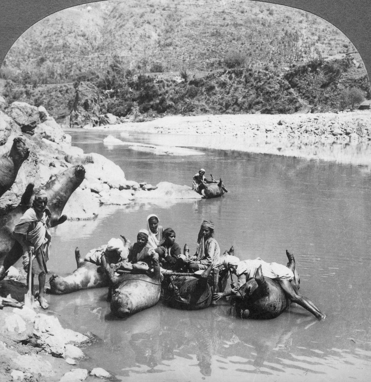 Uppblåsta tjurskinn som används som färjor på Sutlejfloden, Punjab, Indien, c1900-talet av Unbekannt
