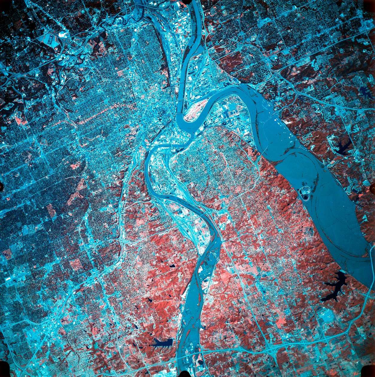 Infrarött fotografi av sammanflödet av floderna Missouri och Kansas, USA, 19 juli 1993 av Unbekannt