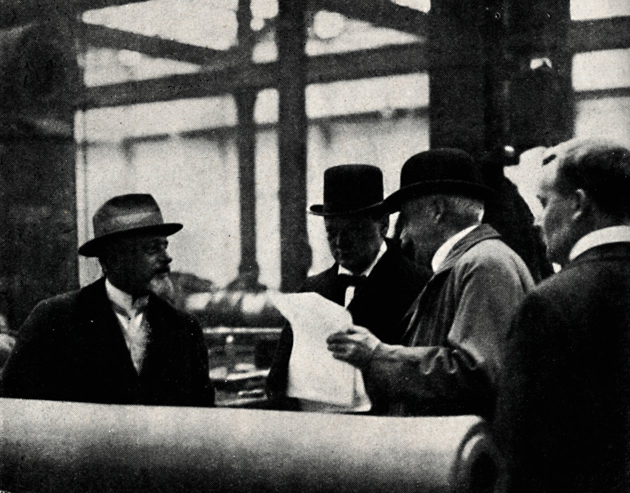 Inspekterar en vapenfabrik, c1917, 1945. av Unbekannt