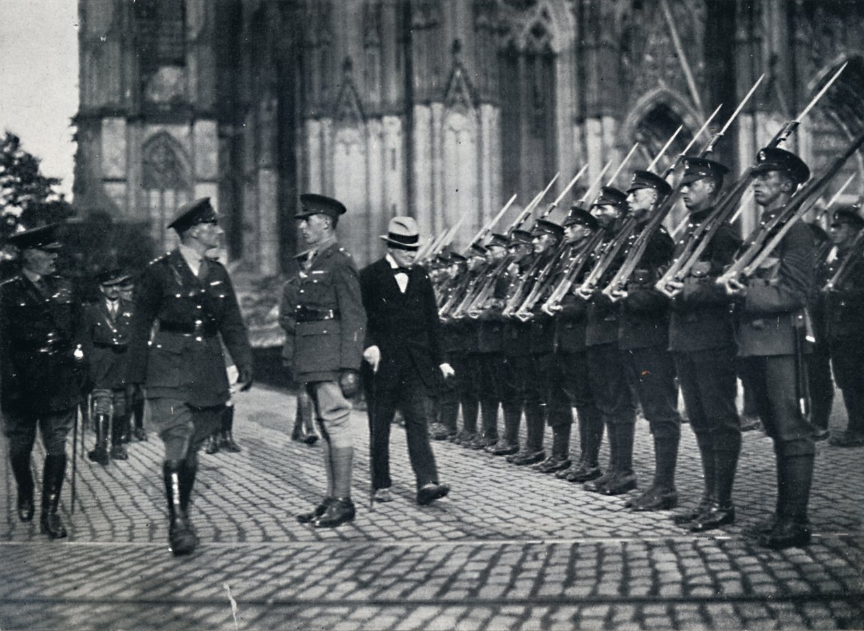 Inspektion av trupper vid foten av Kölnerdomen, 1919, 1945 av Unbekannt