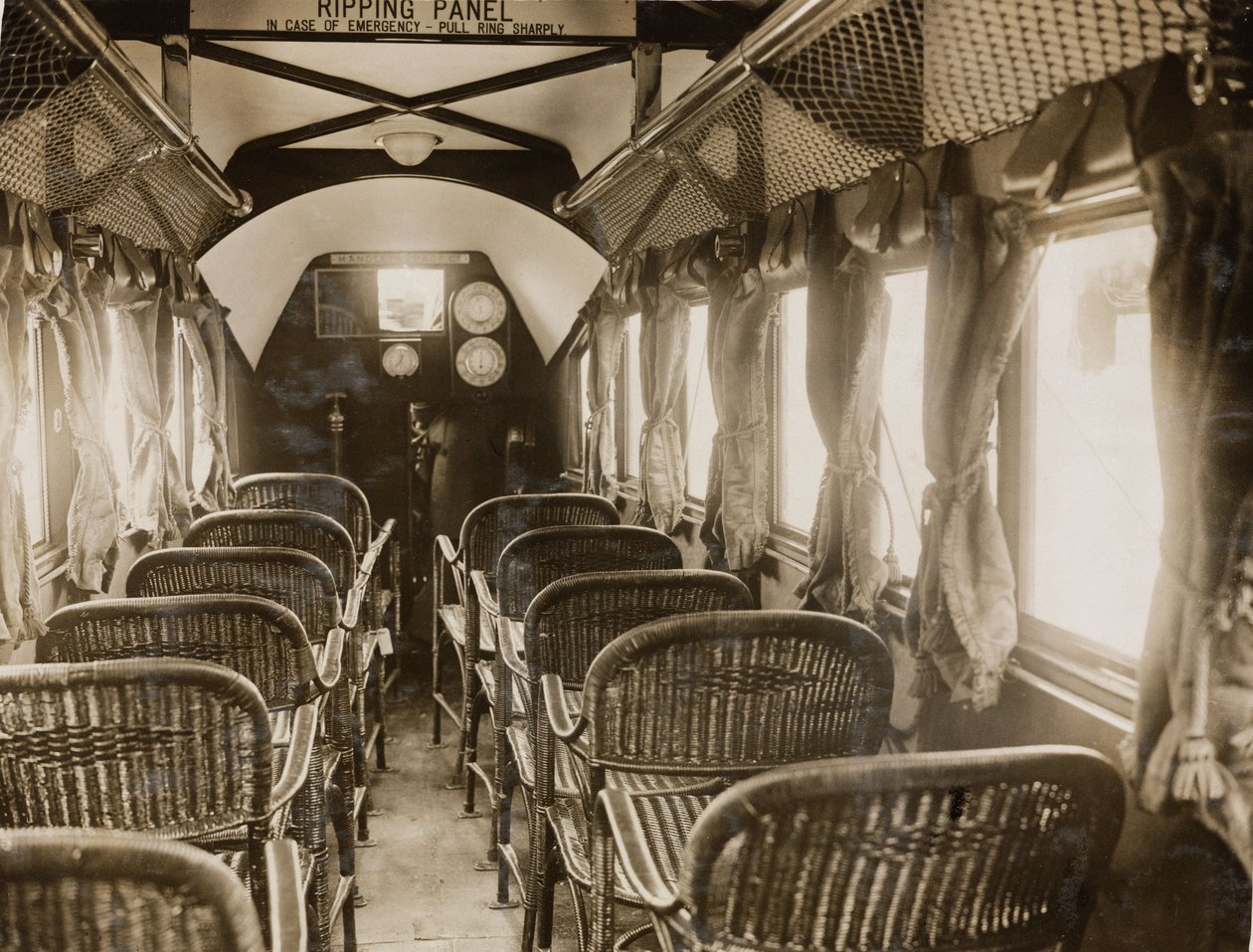 Interiör av ett passagerarflygplan utrustat med Napier-motorer, c 1920-talet av Unbekannt